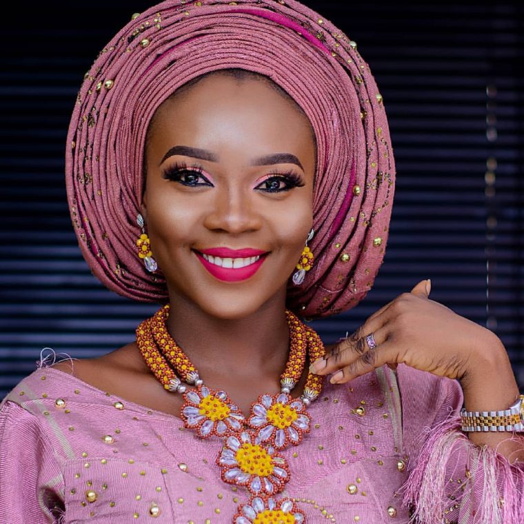 RECENT GELE AND MAKEUP STYLES TO SEE
