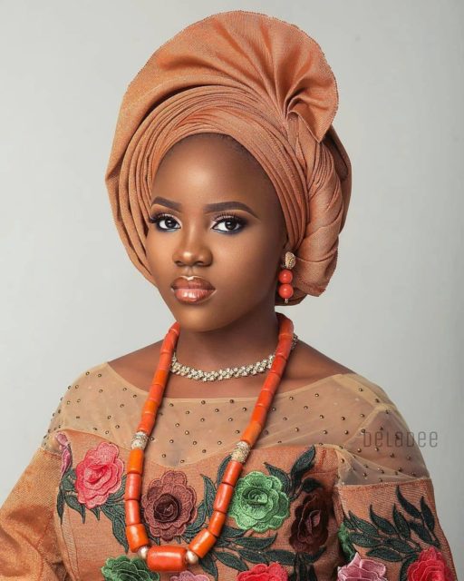 Gorgeous Bride Aso Oke and Makeup Styles for Event