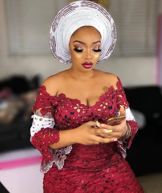 Gorgeous Bride Aso Oke and Makeup Styles for Event