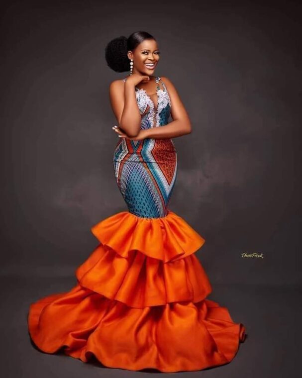 Ladies, Check Out These Stunning Asoebi Styles You Can Rock To Any Occasion (12)