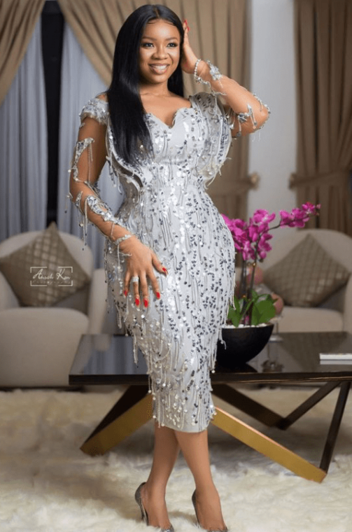 Ladies, Check Out These Stunning Asoebi Styles You Can Rock To Any Occasion (13)