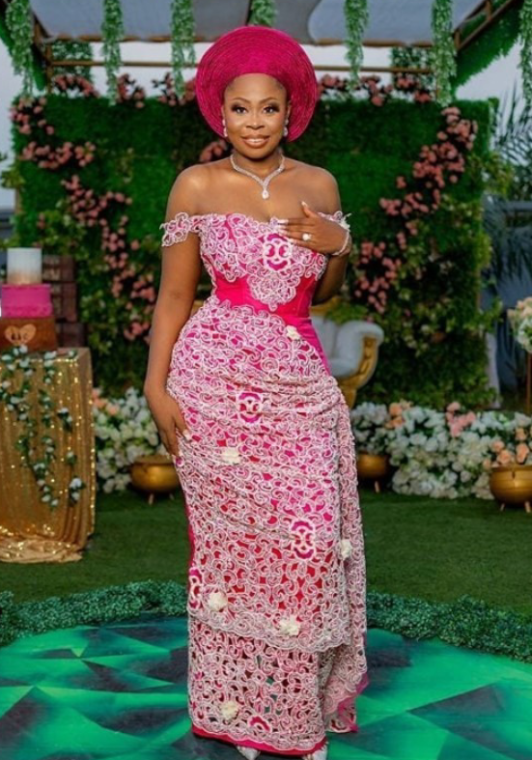 Ladies, Check Out These Stunning Asoebi Styles You Can Rock To Any Occasion (2)
