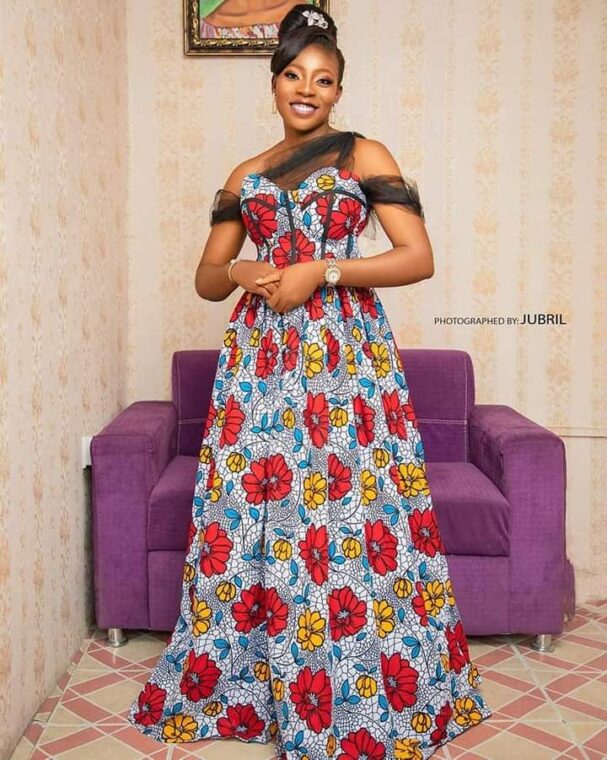 Ladies, Check Out These Stunning Asoebi Styles You Can Rock To Any Occasion (9)