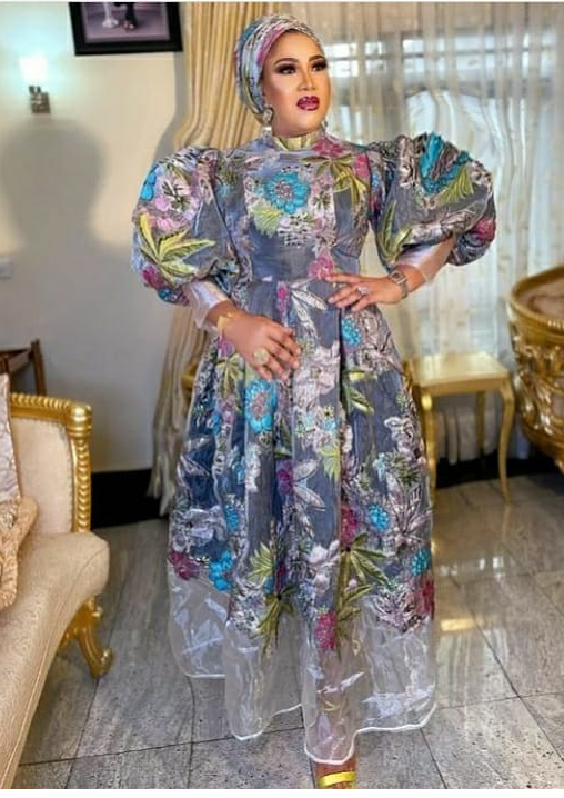 Ladies, Check Out These Stunning Asoebi Styles You Can Rock To Any Occasion (9)