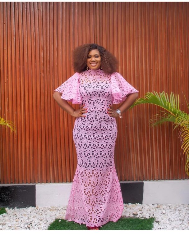 25 Kaftan And Lace Gowns For Classy Matured Women (3)